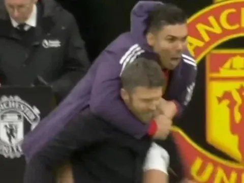 Khoảnh khắc gây chú ý của Casemiro với Carrick