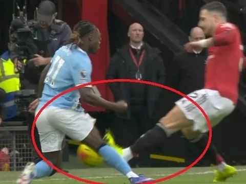 Tranh cãi ở derby Manchester