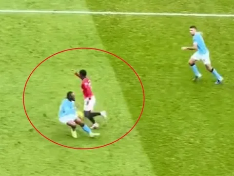 Mainoo gây sốt khi làm bẽ mặt tân binh của Man City