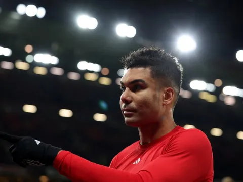 Sai lầm 18 triệu bảng và bài toán Casemiro của MU