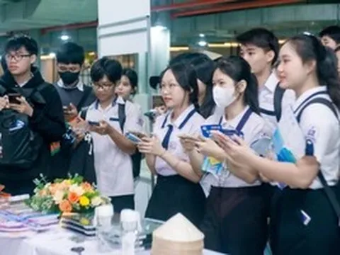 Gần 10.000 học sinh tìm hướng đi tương lai tại ngày hội tuyển sinh 2026