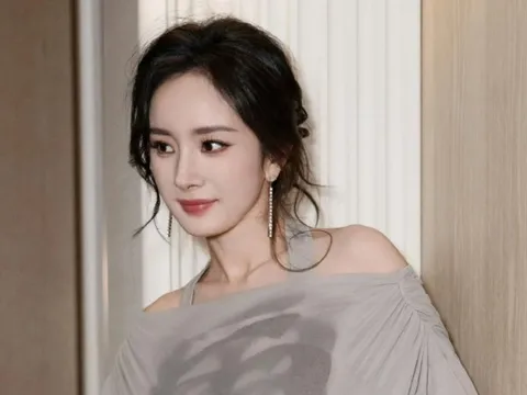 Dương Mịch 'ngượng chín mặt' vì bị nhắc nhở kém duyên ngay trên livestream