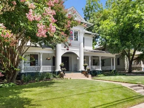 Bên trong biệt thự rộng gần 8.000 m2 của hoa hậu giàu nhất Việt Nam có gì?