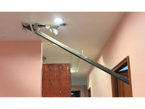 Đang ở trong nhà, gia chủ hoảng loạn khi thấy 1 thanh thép khổng lồ xuyên thủng cả trần và cửa