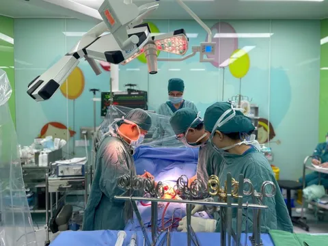 Ca mổ kịch tính cứu bé 5 tuổi hẹp khí quản kèm bệnh tim bẩm sinh hiếm gặp 0