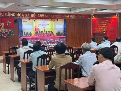Người dân TPHCM phấn khởi theo dõi trực tiếp khai mạc Đại hội XIV của Đảng