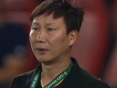 Ánh mắt thất thần của HLV Kim Sang-sik