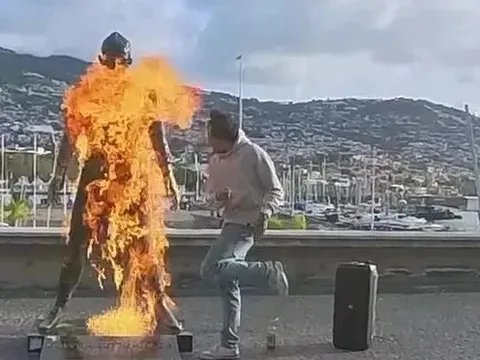 Tượng Ronaldo bị đốt