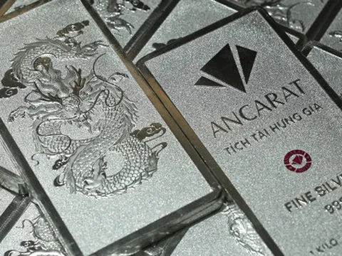 Bạc lập đỉnh mới, người dân rút tiết kiệm, xếp hàng đến 9 giờ tối chờ mua