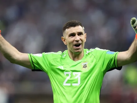 Bến đỗ bất ngờ cho Emiliano Martinez