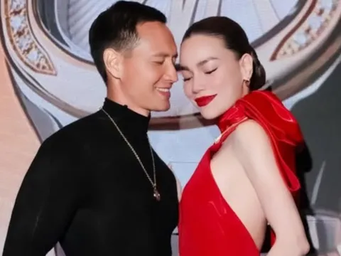 Hồ Ngọc Hà diện đầm cắt xẻ táo bạo, tình tứ bên Kim Lý