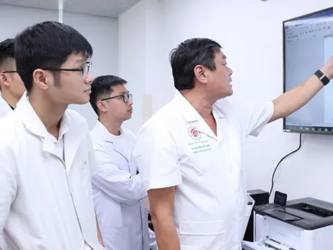 Pháo nổ 'xé' nát bàn tay thiếu niên 15 tuổi 0