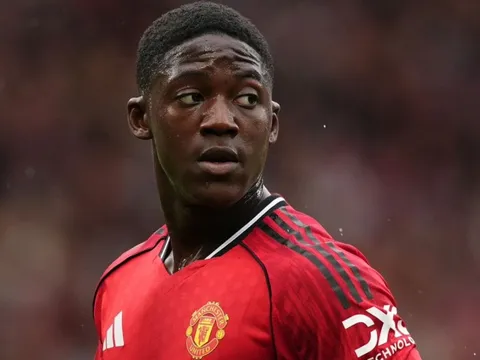 MU ký hợp đồng mới với Mainoo