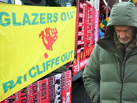 CĐV MU yêu cầu tỷ phú Ratcliffe rời đội bóng