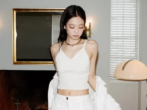 Jennie (BLACKPINK) khoe vòng eo số 11