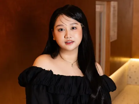 Trúc Anh hạnh phúc báo tin mừng