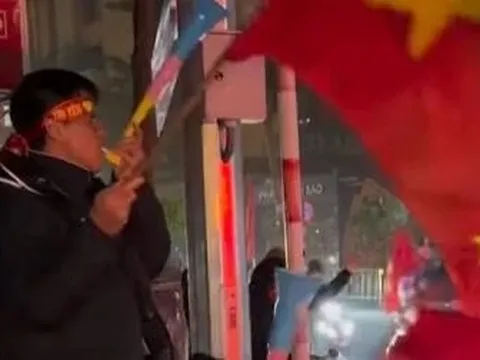 Bố con Duy Mạnh 'đi bão' rạng sáng mừng chiến thắng của U23 Việt Nam