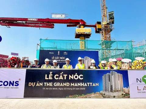 The Grand Manhattan của Novaland tăng tốc thi công, chính thức cất nóc tháp cuối cùng
