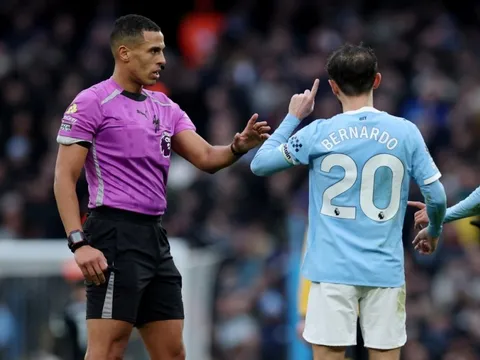 Quyết định dũng cảm của trọng tài lần đầu bắt chính Ngoại hạng Anh