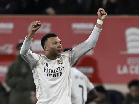 Real Madrid tạm chiếm ngôi đầu của Barcelona