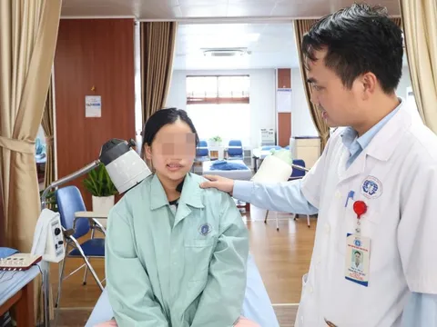 Đang khỏe mạnh bỗng méo miệng, lệch mặt khi ngủ dậy 0