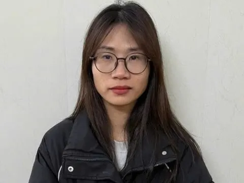 Nữ nhân viên ngân hàng rút ruột thẻ tín dụng của 39 khách hàng