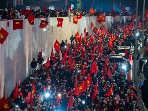 Hình ảnh CĐV Việt Nam đổ ra đường gây chú ý