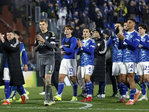 HLV Fabregas làm nên lịch sử với chiến thắng 6-0