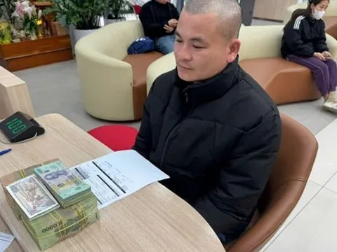 Người đàn ông Bắc Ninh phải báo công an sau khi tài khoản Techcombank nhận được hơn 365 triệu đồng kèm nội dung này