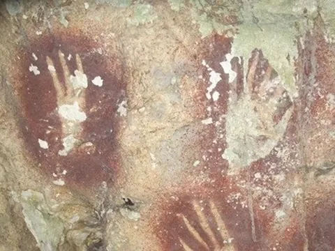 Tác phẩm nghệ thuật in dấu tay cổ nhất thế giới trong hang động tại Indonesia