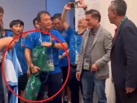 Ban tổ chức trao huy chương cho U23 Việt Nam bằng túi rút