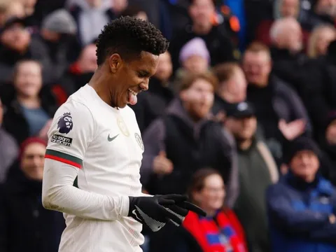 Estevao đi vào lịch sử ở tuổi 18