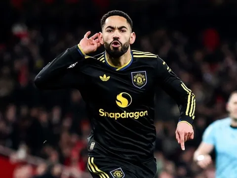 MU đánh bại Arsenal bằng 2 siêu phẩm