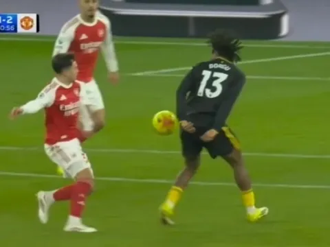 CĐV Arsenal nổi giận với VAR