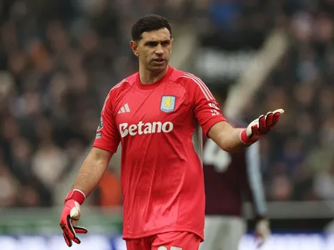 Aston Villa ra giá bán Emiliano Martinez