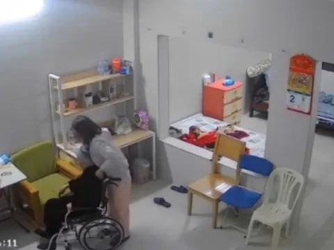 Soi camera, con trai bất ngờ phát hiện mẹ già 90 tuổi nhiều lần bị giúp việc bạo hành