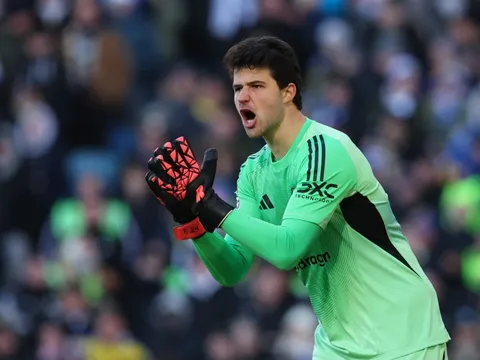 Hai đời HLV MU phản đối việc mua Lammens