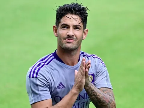 Pato đàm phán mua đội bóng Anh