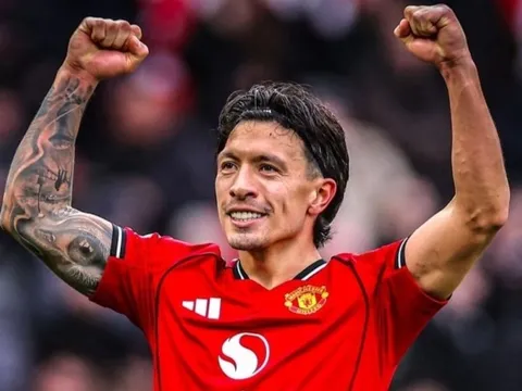 Lisandro Martinez chuộc lỗi