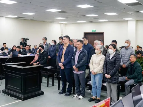 Giám đốc BHXH nhận hối lộ 700 triệu đồng “để anh em vui”