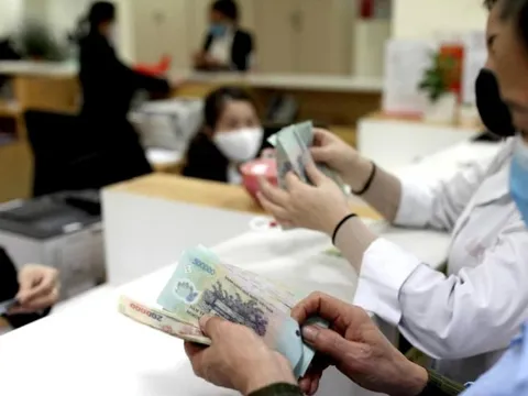 Lương, tiền công từ 5 triệu đồng phải chuyển khoản