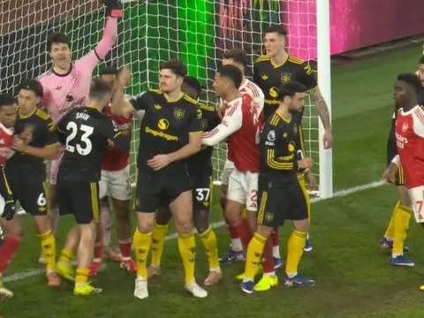 Premier League bị yêu cầu trừng phạt chiêu trò phạt góc của Arsenal