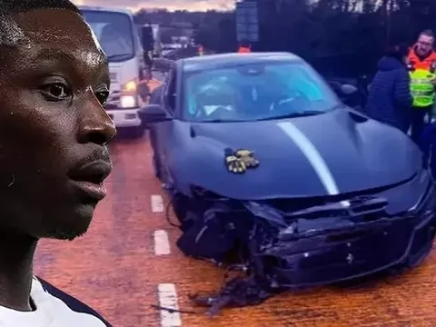 Tiền đạo Tottenham gặp sự cố nổ lốp xe