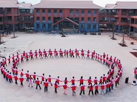 Kỳ vọng từ ngôi trường nội trú liên cấp đầu tiên nơi biên giới Si Pa Phìn