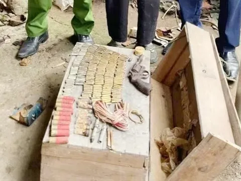 Đi tập thể dục, người phụ nữ phát hiện chiếc hòm chứa nhiều súng, lựu đạn