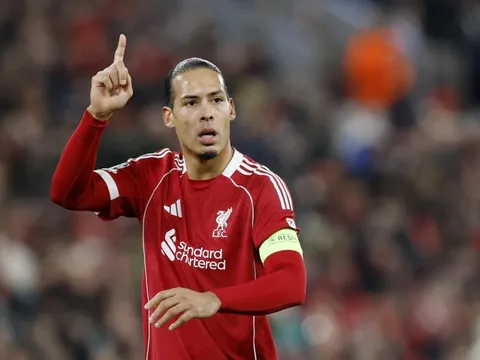 Van Dijk đi vào lịch sử Champions League