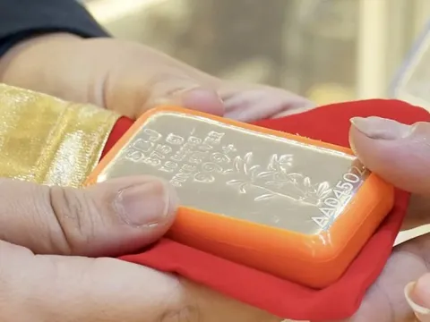 Thị trường bạc sôi động và... rủi ro