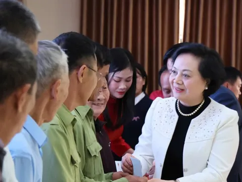 Phó Thủ tướng Phạm Thị Thanh Trà thăm, tặng quà Tết người có công, hộ nghèo, hộ khó khăn tại Nghệ An