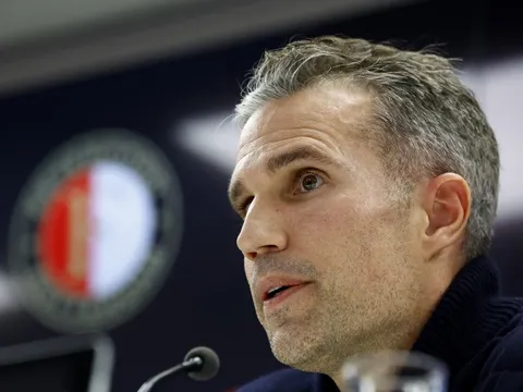 Hình ảnh xúc động của cha con Van Persie