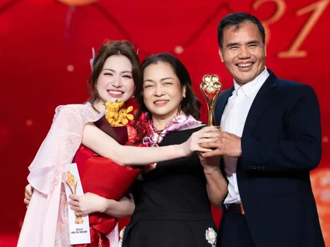 Hòa Minzy gửi tâm thư tới bố mẹ sau khoảnh khắc chiếm sóng ở Mai Vàng 2025